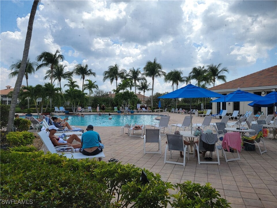 3046 Driftwood Way in Naples, FL - Foto de edificio