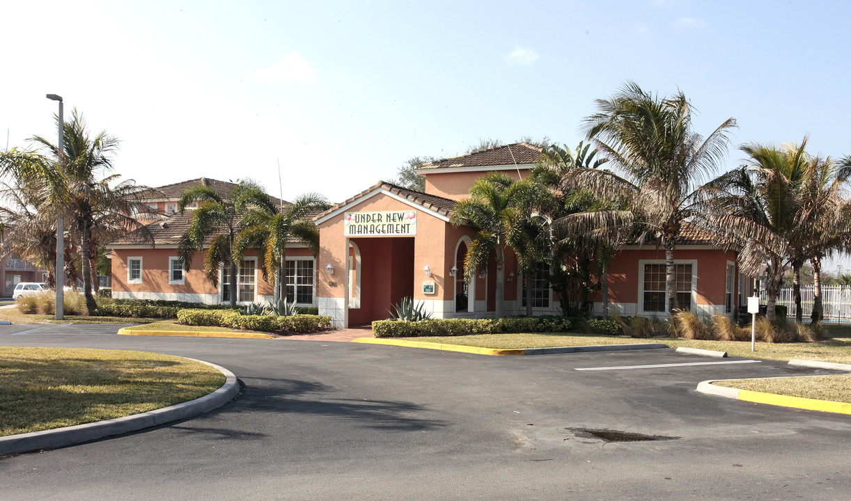 Hampton Court in Mangonia Park, FL - Building Photo