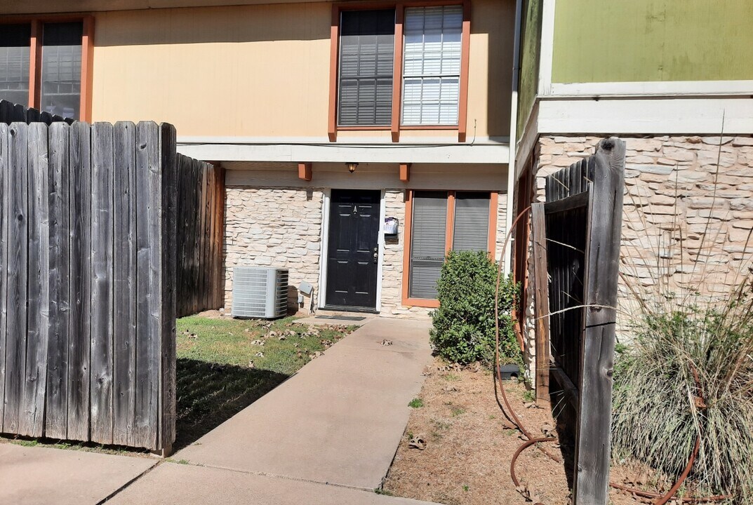 7206 Creekside Dr in Austin, TX - Building Photo