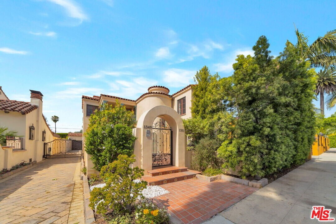 1349 Meadowbrook Ave in Los Angeles, CA - Building Photo