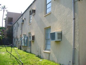112-116 E Ling St in South Padre Island, TX - Foto de edificio - Building Photo