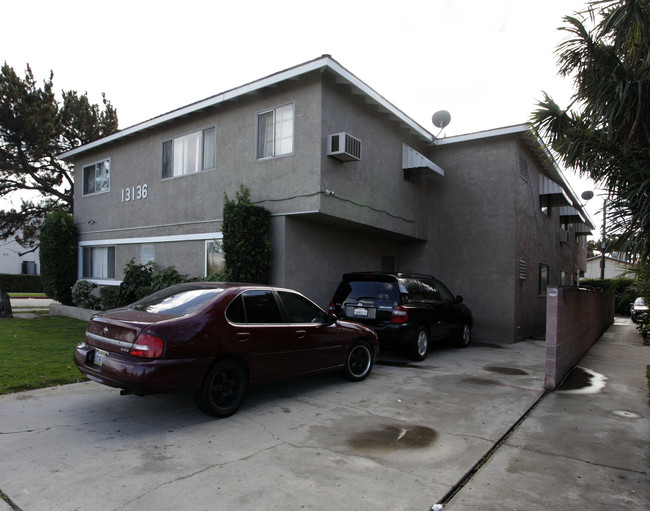 13136 Victory Blvd in Van Nuys, CA - Foto de edificio - Building Photo