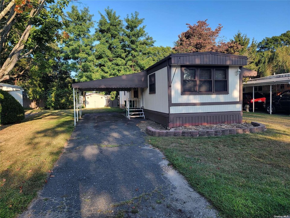 15 Buttercup Dr in Bohemia, NY - Building Photo