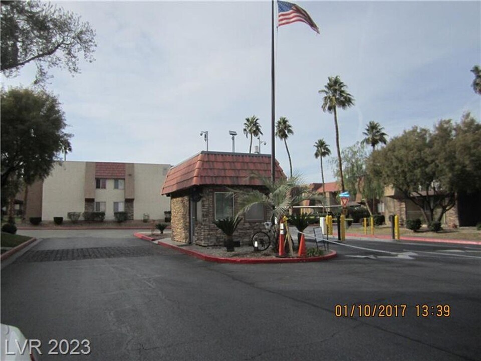 5163 Indian River Dr in Las Vegas, NV - Building Photo