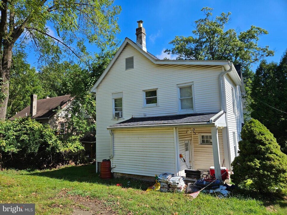 106 N Valley Rd in Paoli, PA - Building Photo