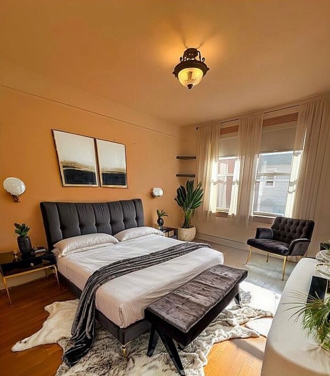 4210 23rd Ave, Unit 1 in Astoria, NY - Foto de edificio - Building Photo