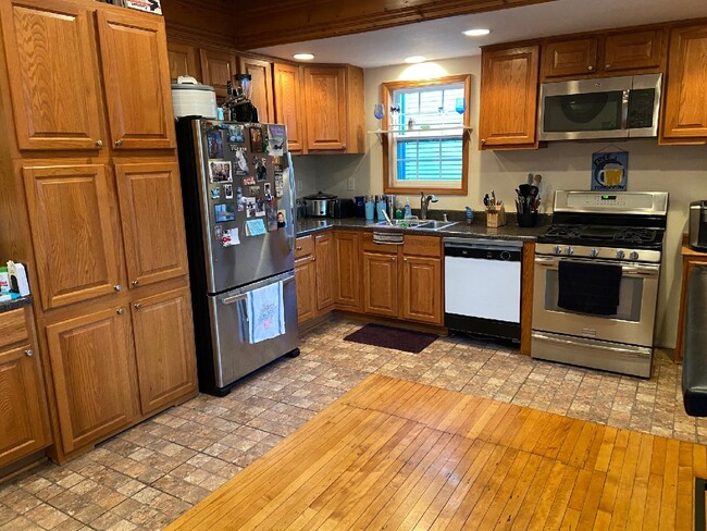 1560 E Irving Plz, Unit Rear lower 2 bdrm