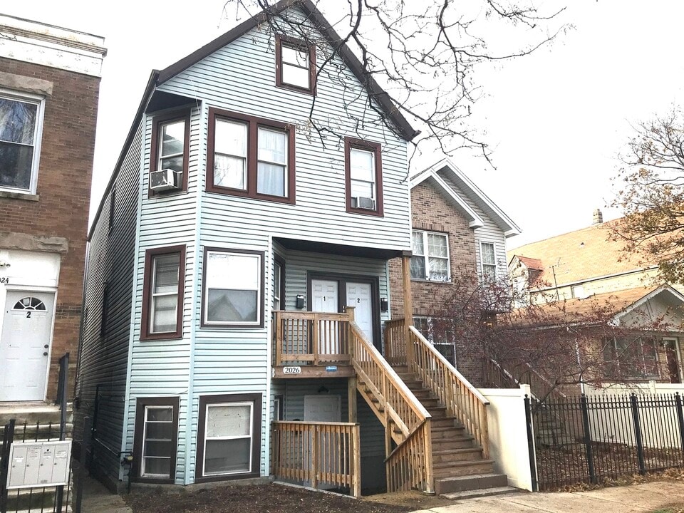 2026 N Kedvale Ave in Chicago, IL - Building Photo