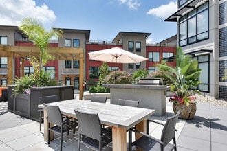 Aston Place in Columbus, OH - Foto de edificio - Building Photo