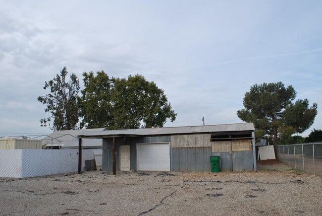 12712 E McKinley Ave in Sanger, CA - Foto de edificio - Building Photo