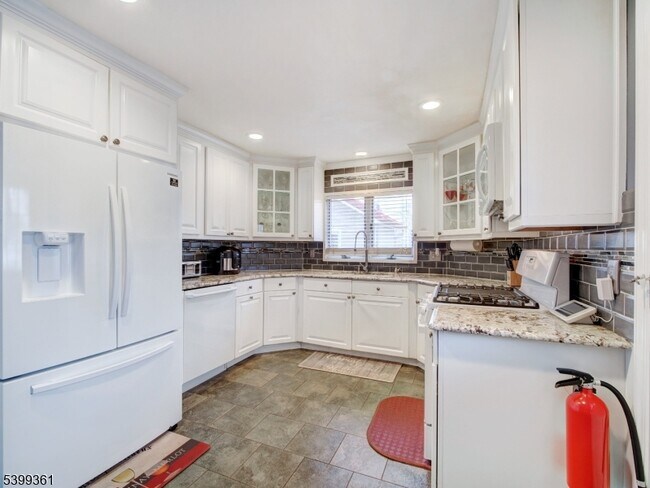 2 Papakating Rd in Hopatcong, NJ - Building Photo - Building Photo