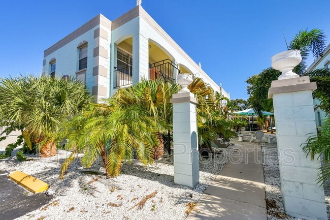 321 24th Ave N in St. Petersburg, FL - Foto de edificio - Building Photo