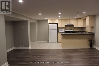 5 Pennard Ct in Toronto, ON - Building Photo - Building Photo