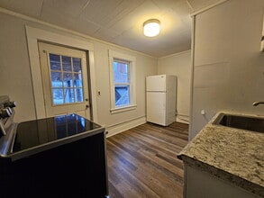 14 Pleasant St in Sanford, ME - Building Photo - Building Photo