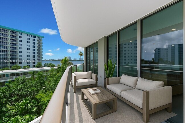 1135 103rd St in Bay Harbor Islands, FL - Foto de edificio - Building Photo