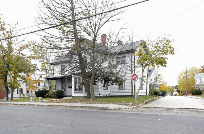 6 Unit Mixed Use Building-North End Nashua in Nashua, NH - Foto de edificio - Building Photo