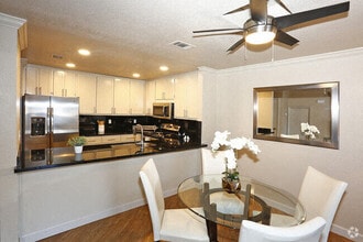 Quailwood Apartments in Stockton, CA - Foto de edificio - Building Photo