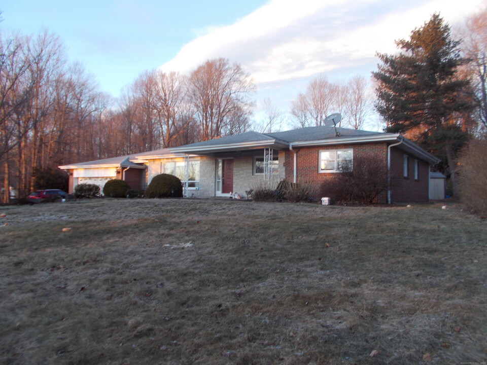 85 Center St in Wolcott, CT - Building Photo