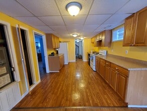 1349 Beach Dr Apt. 1, Unit Davis in Lake Orion, MI - Foto de edificio - Building Photo