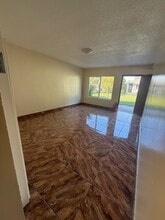 7130 Newell St, Unit B in Huntington Park, CA - Building Photo - Building Photo