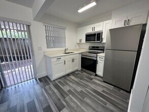 7510 SW 152nd Ave in Miami, FL - Foto de edificio - Building Photo