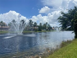 241 E Bayridge Dr in Weston, FL - Foto de edificio - Building Photo