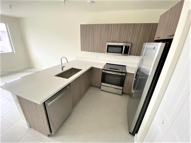 6453 NW 102nd Path, Unit 302 in Doral, FL - Building Photo - Building Photo