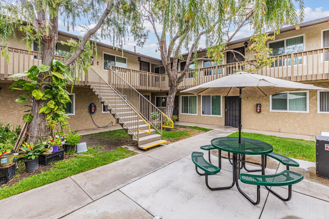 Moss Gardens Apartments in Chula Vista, CA - Foto de edificio