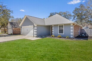 1517 Porpoise St in Ocean Springs, MS - Building Photo