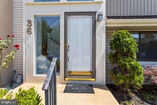 36 Viburnum Ln in Mount Laurel, NJ - Building Photo