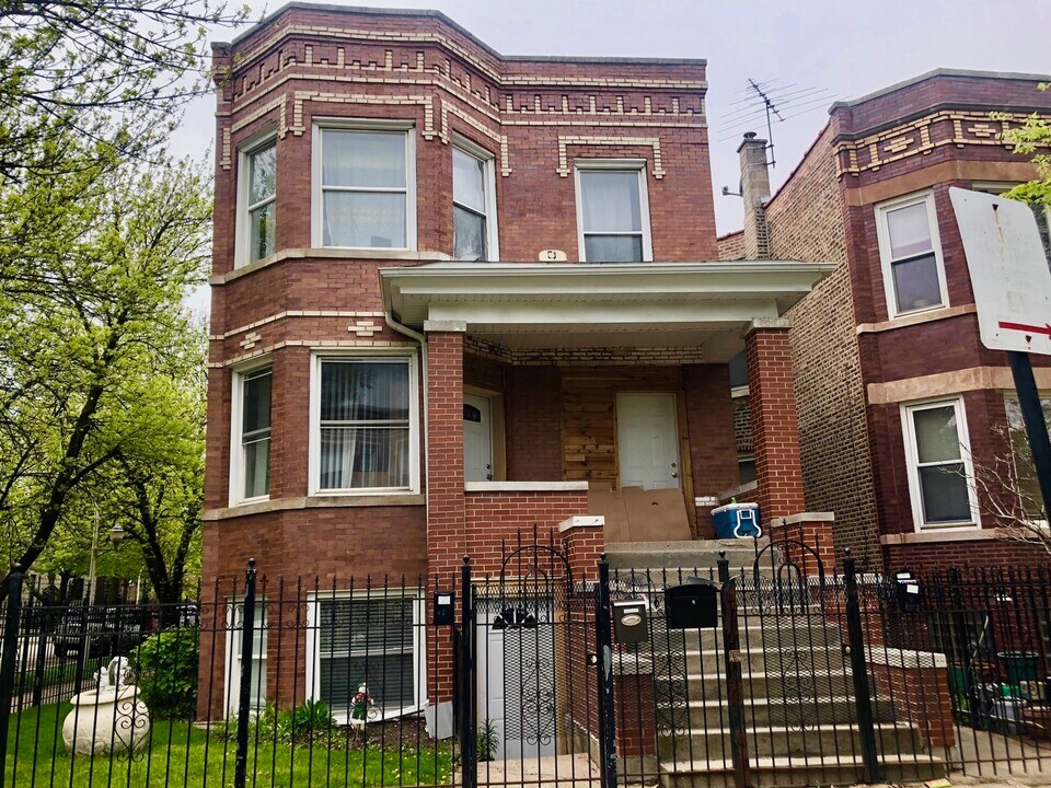 3902 W Belden Ave in Chicago, IL - Building Photo
