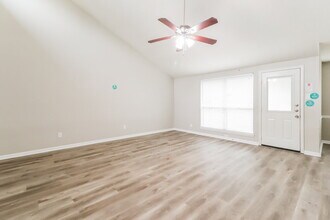 7327 Shady Vale Ln in Houston, TX - Foto de edificio - Building Photo