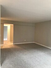 2349 W Jarvis Ave, Unit 51-2E in Chicago, IL - Building Photo - Building Photo