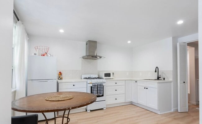 property at 823 Glendale Blvd