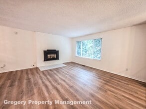 19044 NE 165th Pl in Woodinville, WA - Foto de edificio - Building Photo