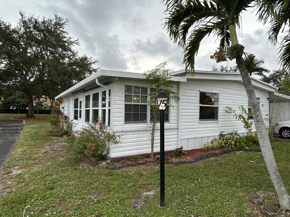 12375 S Military Trl in Boynton Beach, FL - Building Photo