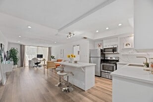 321 S San Vicente Blvd in Los Angeles, CA - Building Photo