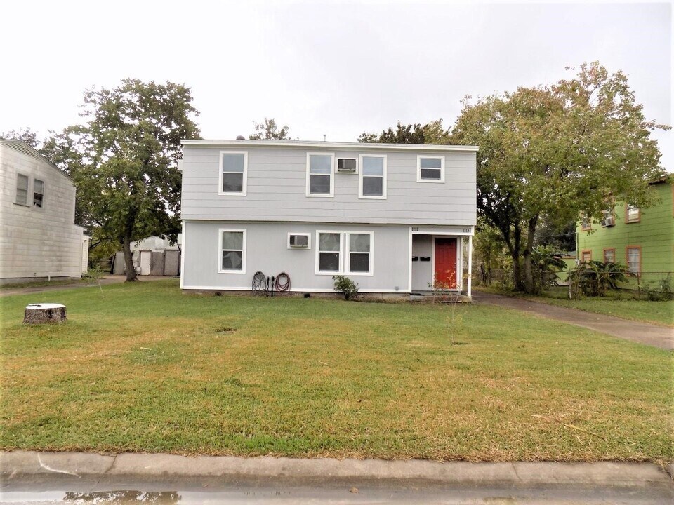 1111 3rd Ave N in Texas City, TX - Building Photo