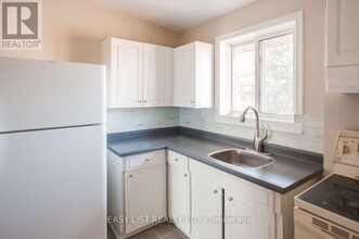 8650 Wyandotte St E in Windsor, ON - Foto de edificio - Building Photo