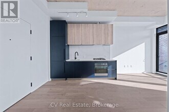 2625 Dundas St W in Toronto, ON - Building Photo - Building Photo