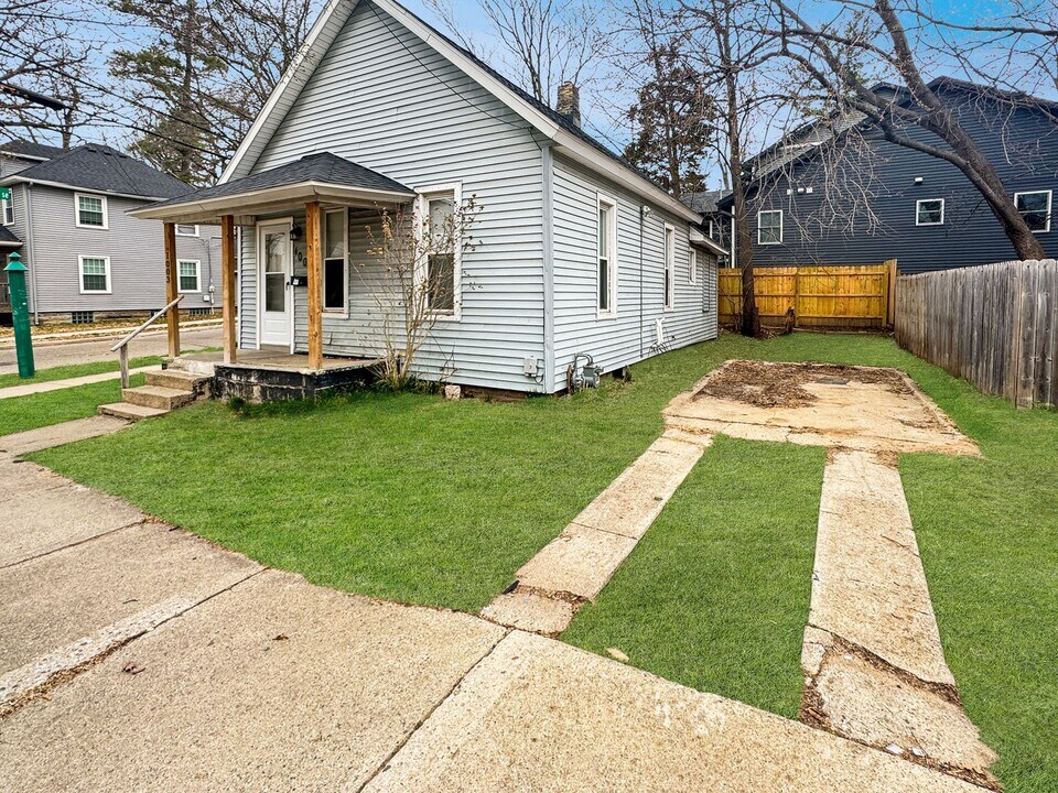1003 Logan St SE in Grand Rapids, MI - Building Photo