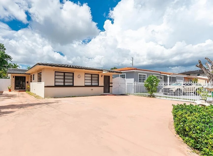 250 NW 55th Ct in Miami, FL - Building Photo