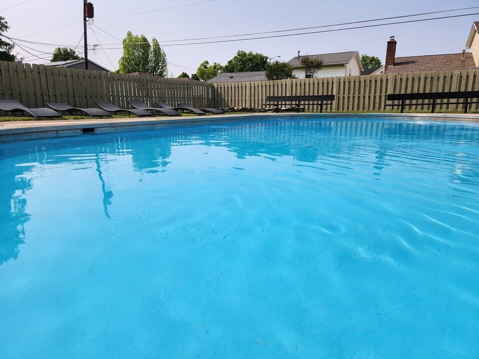 Kingswood Townhouses in Grove City, OH - Building Photo