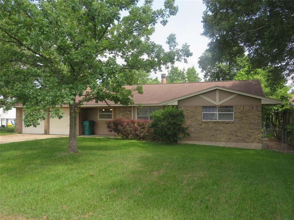 307 Hill St in Willis, TX - Building Photo