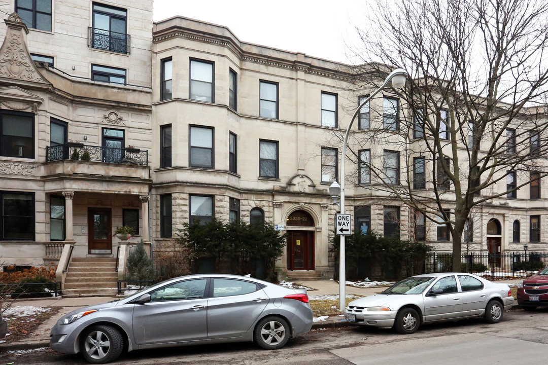 Wrigleyville in Chicago, IL - Building Photo