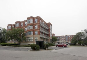 The Oaks in Oakville, ON - Building Photo