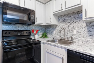Carriage Hill Apartments in Phenix City, AL - Building Photo - Interior Photo