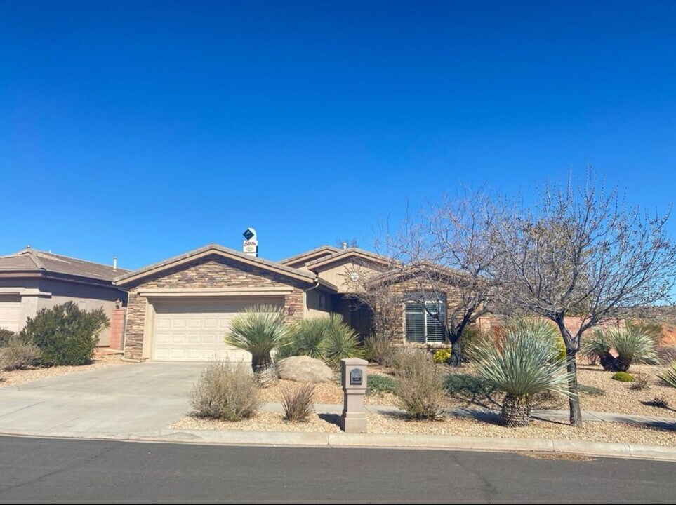 2428 N Expedition Ln in Washington, UT - Foto de edificio