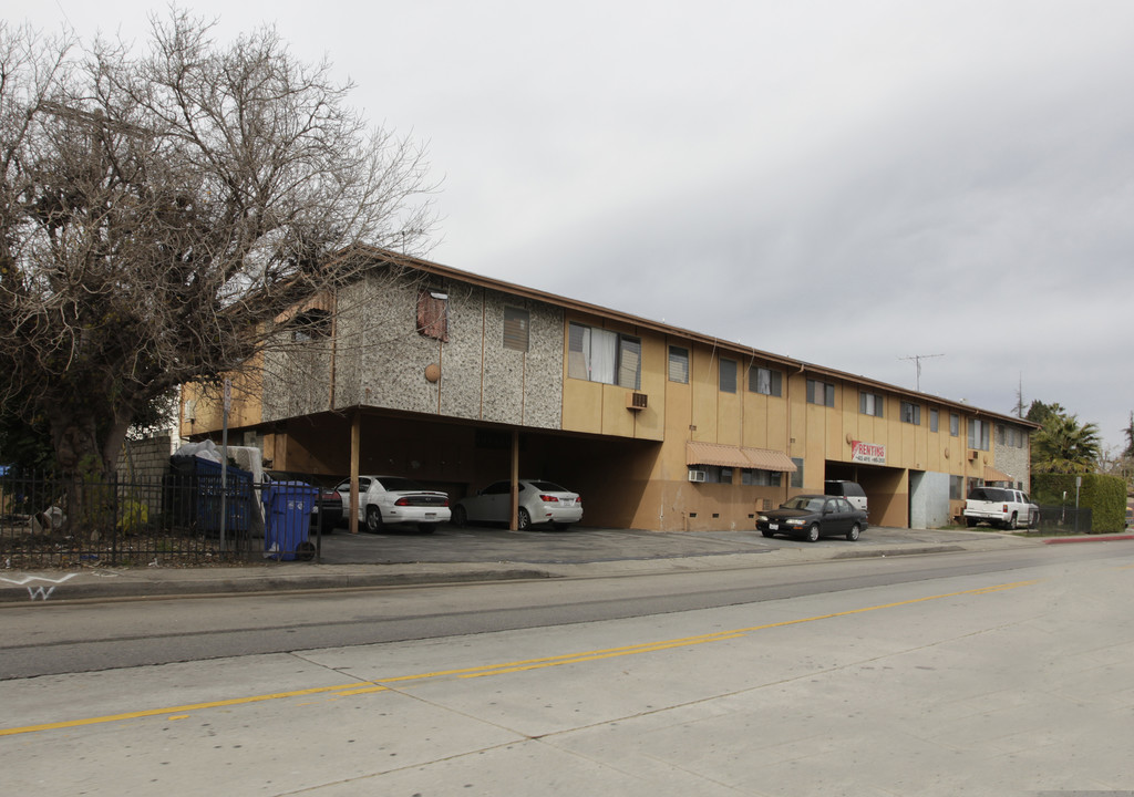 6257 Hazeltine Ave in Van Nuys, CA - Foto de edificio