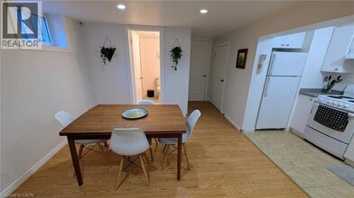 2217 Ghent Ave in Burlington, ON - Building Photo - Building Photo